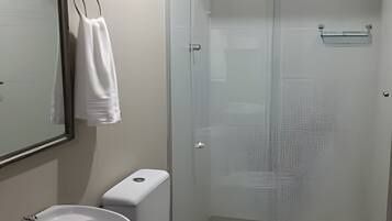 Apartamento | Banheiro | Chuveiro, secador de cabelo, toalhas de banho, papel higiênico