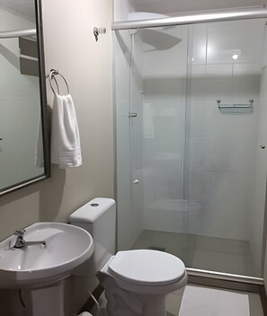 Appartement | Salle de bain | Douche, sĂšche-cheveux, serviettes fournies, papier toilette