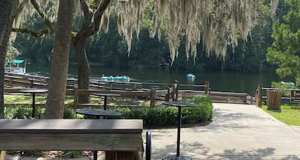 Cozy Chalet- walk to Rainbow River
