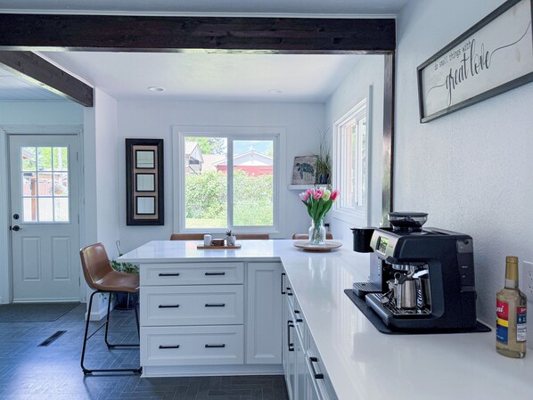 Fridge, microwave, oven, stovetop - Charming Updated Farmhouse in Downtown Coeur d'Alene Close to Everything (Coeur d'Alene)