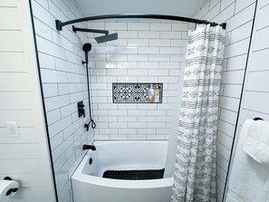 Een haardroger, handdoeken, zeep, shampoo