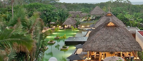 Una piscina al aire libre, una piscina climatizada