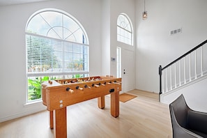 Game room - Spacious 4-bedroom house in peaceful Irving with WiFi, AC, Keyak fun (Irving)