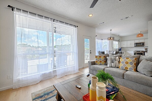 Smart TV, fireplace - Spacious 4-bedroom house in peaceful Irving with WiFi, AC, Keyak fun (Irving)