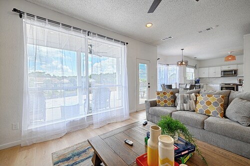 Spacious 4-bedroom house in peaceful Irving with WiFi, AC, Keyak fun