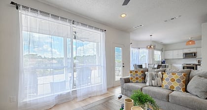 Spacious 4-bedroom house in peaceful Irving with WiFi, AC, Keyak fun