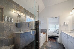 Sèche-cheveux, serviettes fournies, savon, shampoing