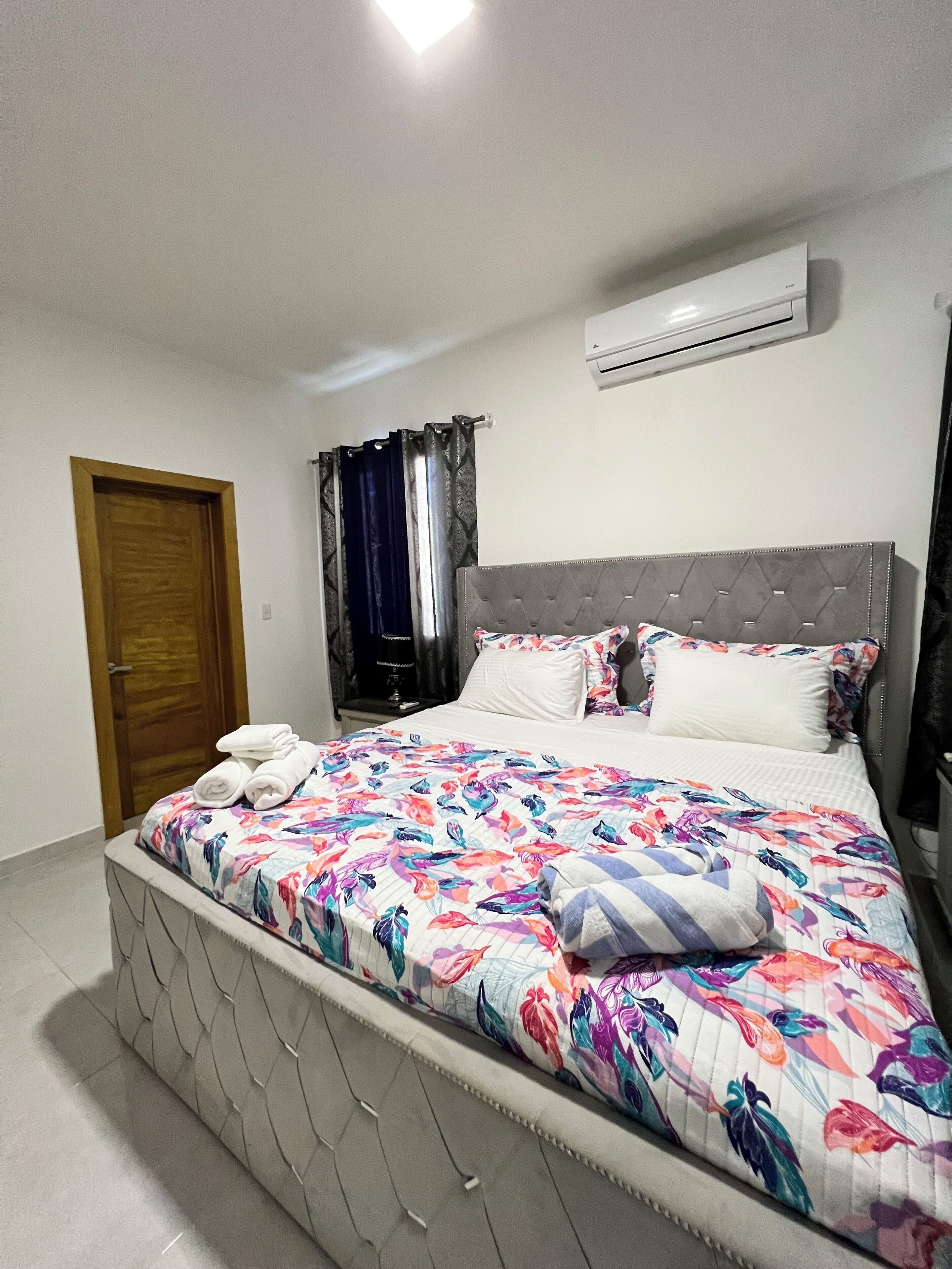 3 slaapkamers, een strijkplank/strijkijzer, wifi, beddengoed