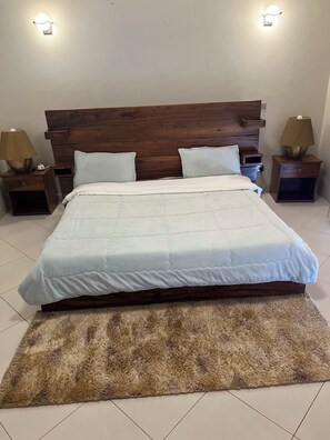 3 bedrooms, iron/ironing board, WiFi, bed sheets - 3-bedroom apartment in charming central Kampala with breath-taking scenery... (Kampala)