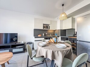 Kühlschrank, Mikrowelle, Kochgeschirr/Geschirr/Besteck