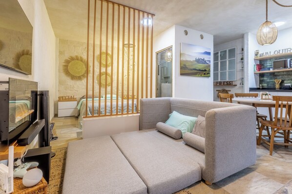 Comfort Apartment, Balcony, City View | Living area