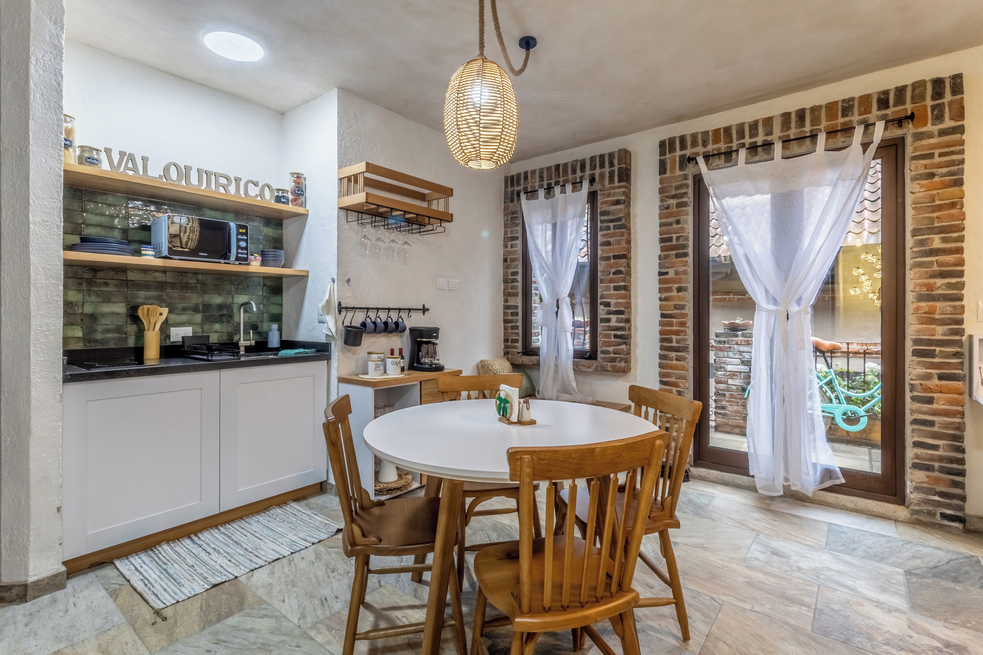 Departamento Confort, balcón, vista a la ciudad | Área de sala de estar | Televisión 