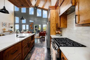Fridge, microwave, oven, stovetop - Swimming Pool, Mountain View, Pool Table, Pets, SWTS (Broken Bow)
