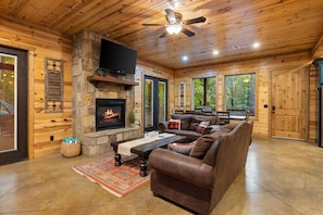 Smart TV, fireplace - Pool Table, Play-Set, Hot Tub, Pets, Apache Trail Lodge (Broken Bow)