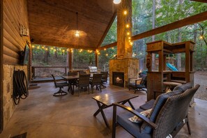 Outdoor dining - Pool Table, Play-Set, Hot Tub, Pets, Apache Trail Lodge (Broken Bow)