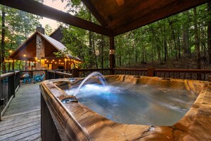 Outdoor spa tub - Pool Table, Play-Set, Hot Tub, Pets, Apache Trail Lodge (Broken Bow)