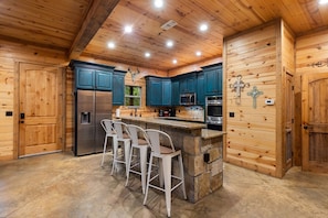 Fridge, microwave, oven, stovetop - Pool Table, Play-Set, Hot Tub, Pets, Apache Trail Lodge (Broken Bow)