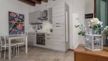 Réfrigérateur, four, plaque de cuisson