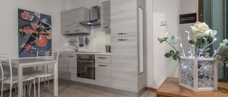 Refrigerador, horno, parrilla de estufa y utensilios de cocina