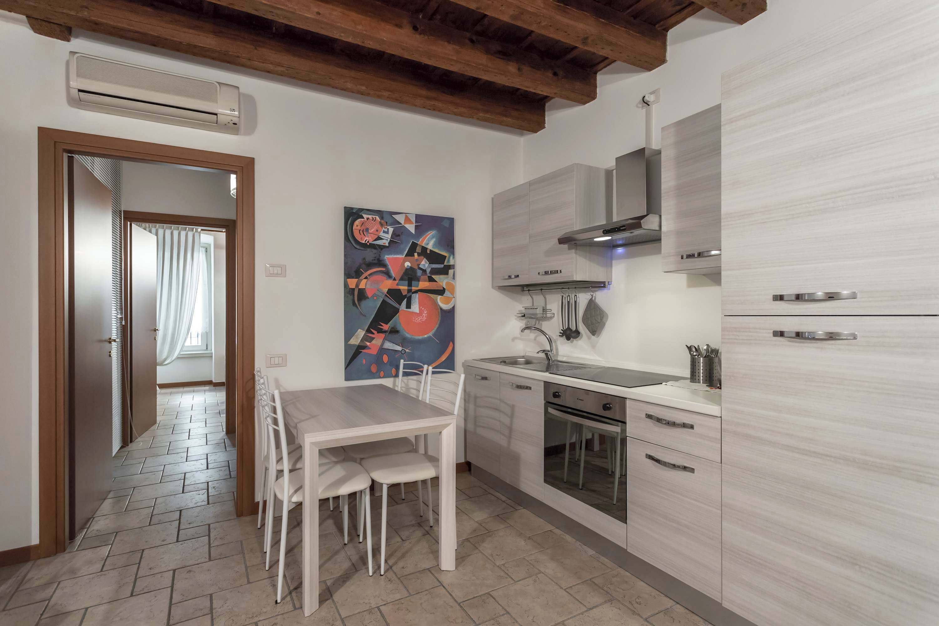 Kühlschrank, Ofen, Herdplatte, Kochgeschirr/Geschirr/Besteck