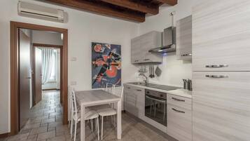 Kühlschrank, Ofen, Herdplatte, Kochgeschirr/Geschirr/Besteck