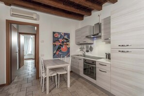 Køleskab, ovn, kogeplade, køkkentøj/tallerkener/redskaber