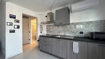 KĂŒhlschrank, Mikrowelle, Ofen, Herdplatte