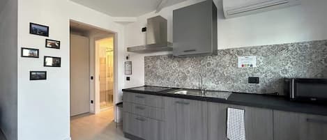 Frigorifero, microonde, forno, piano cottura