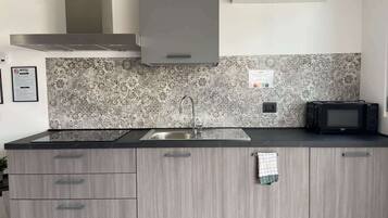 KĂŒhlschrank, Mikrowelle, Ofen, Herdplatte