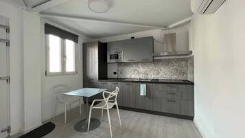 KĂŒhlschrank, Mikrowelle, Ofen, Herdplatte