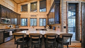 Coffee/tea maker, fridge, microwave, oven - Fenced Yard, Hot Tub, Fire pit, Swings, Pets, Surfing Sunsets (Broken Bow)