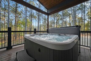 Outdoor spa tub - Fenced Yard, Hot Tub, Fire pit, Swings, Pets, Surfing Sunsets (Broken Bow)