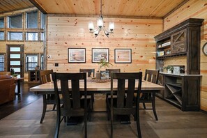 Dining - Fenced Yard, Hot Tub, Fire pit, Swings, Pets, Surfing Sunsets (Broken Bow)