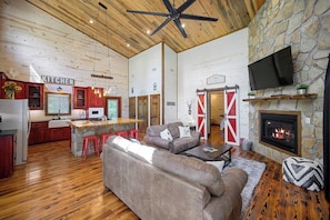 Smart TV, fireplace - Hot Tub, Soaking Tub, Fire Pit, Pets, Fancy Farmhouse (Broken Bow)