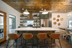 Fridge, microwave, oven, stovetop - Air Hockey, Tons of Games, Pets, Between 2 Pines (Broken Bow)