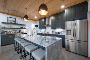 Fridge, microwave, oven, stovetop - Pond Access, Hot Tub, Games, Pets, Screaming Eagle (Broken Bow)
