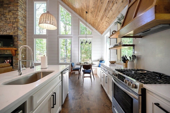 冷蔵庫、電子レンジ、オーブン、コンロ