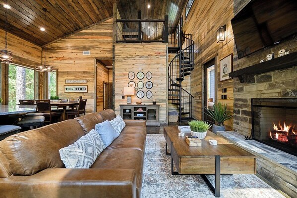 Smart TV y chimenea 