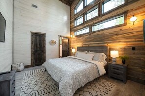 5 bedrooms, free WiFi, bed sheets - 2 Hot Tubs, Arcade, Pool Table, Other Games, Pets, Angel's Landing (Broken Bow)