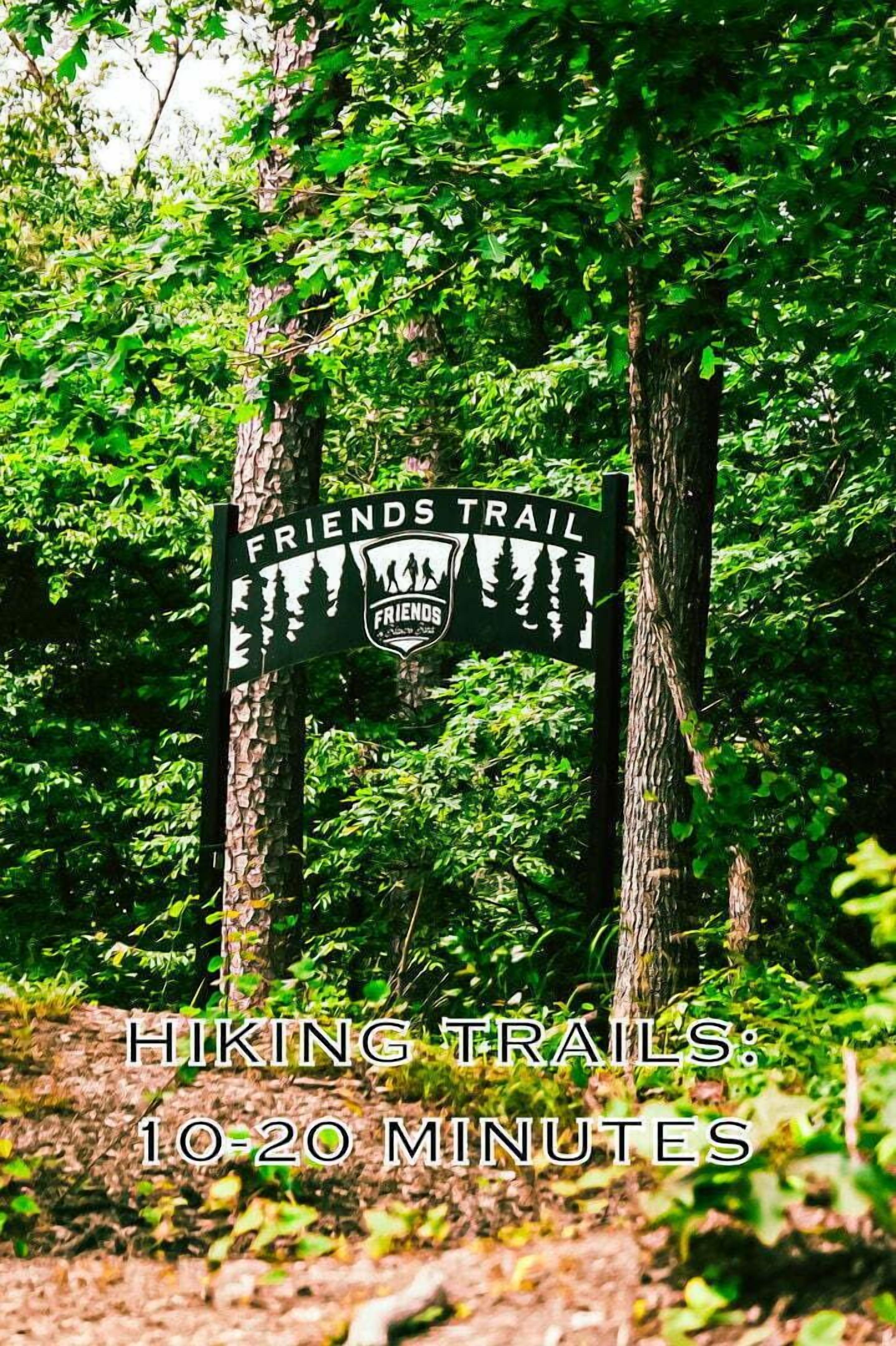 A sign for the Friends Trail with a hiking duration of 10-20 minutes.
