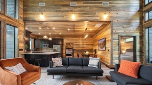 Ein modernes Blockhaus-Interieur mit einem gemütlichen Wohnbereich, einer Küche und einem Essbereich.