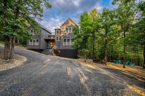 Exterior - 2 Slides Off Deck, Foosball, Hot Tub, Pets, Let It Slide (Broken Bow)