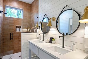 Douche, séchoir à cheveux, serviettes fournies