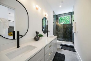 Douche, sèche-cheveux, serviettes fournies