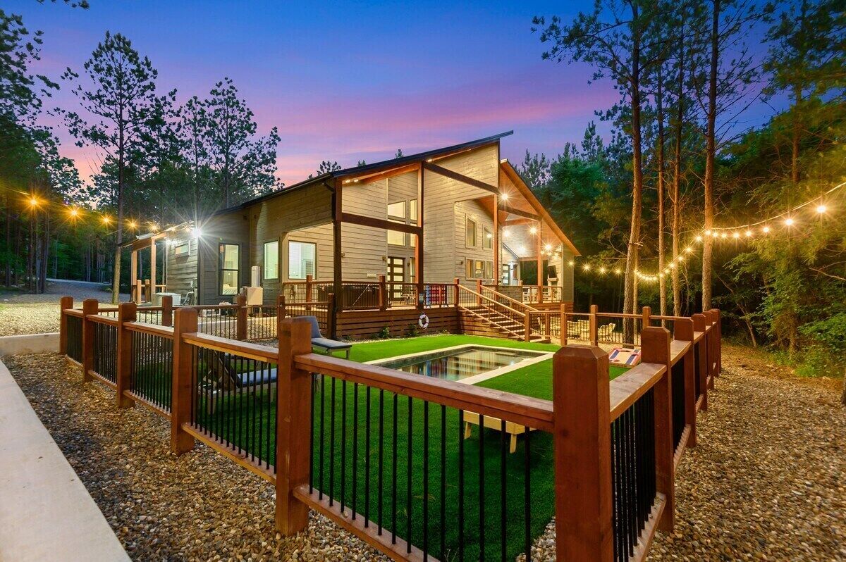 Swimming Pool, Hot Tub, Fire Pit, Pet-Friendly