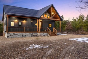 Exterior - Hot Tub, Soaking Tub, Romantic, Close 2 Town, Pets, Vacana Pine & Bow (Broken Bow)