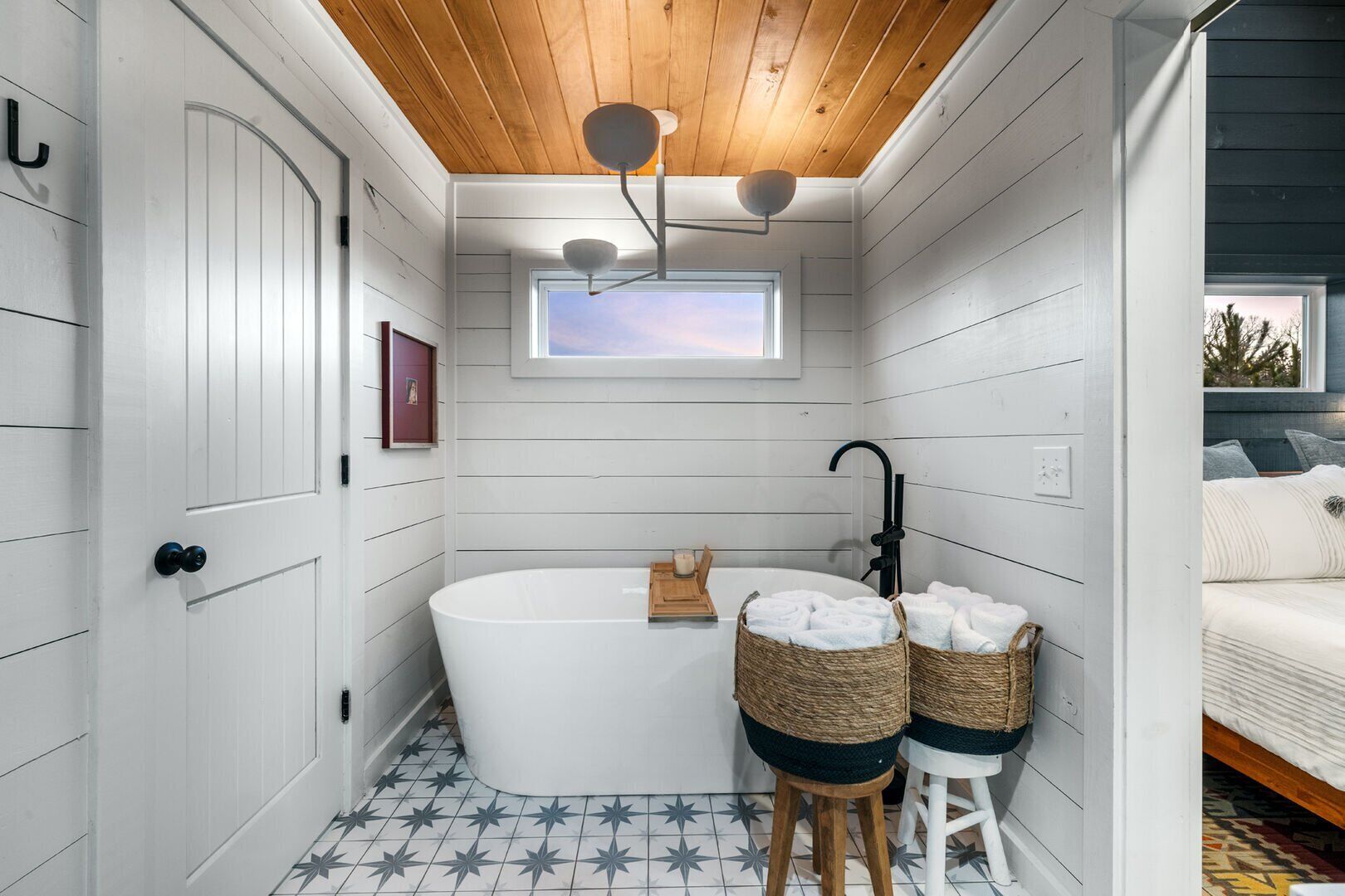 Soaking tub