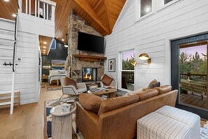 Smart TV, fireplace - Hot Tub, Soaking Tub, Romantic, Close 2 Town, Pets, Vacana Pine & Bow (Broken Bow)