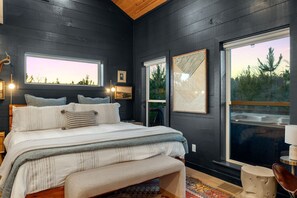 1 bedroom, desk, free WiFi, bed sheets - Hot Tub, Soaking Tub, Romantic, Close 2 Town, Pets, Vacana Pine & Bow (Broken Bow)