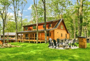 A log cabin with a deck and outdoor seating area. - Foxcroft: Lake Access, Hot Tub, Game Room, Pool Table, Dogs OK (Oakland)